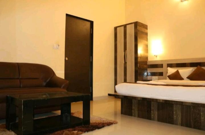 Shivanya Palace ماهاباليشوار المظهر الخارجي الصورة